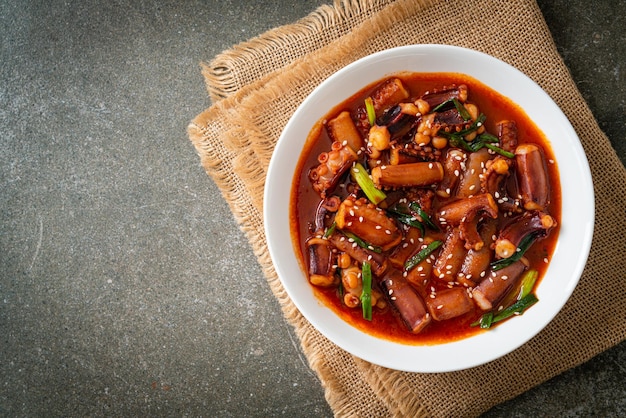 Ojing-O-Bokeum - Lula ou polvo frito com molho picante coreano - comida coreana