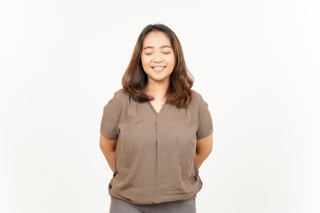 Ojo cerrado y sonrisa de hermosa mujer asiática aislada sobre fondo blanco