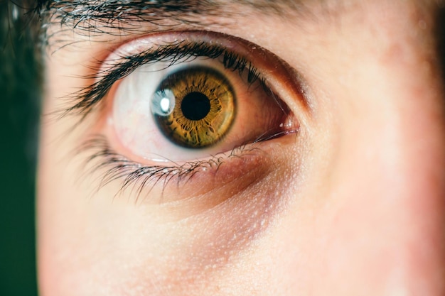 Ojo cortado de una persona