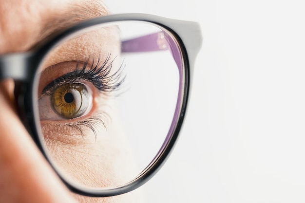 Ojo de mujer de negocios con gafas de primer plano