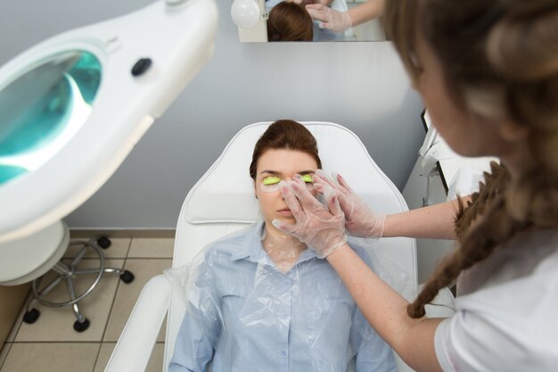 Ojo de mujer con pestañas largas. Extensión de pestañas