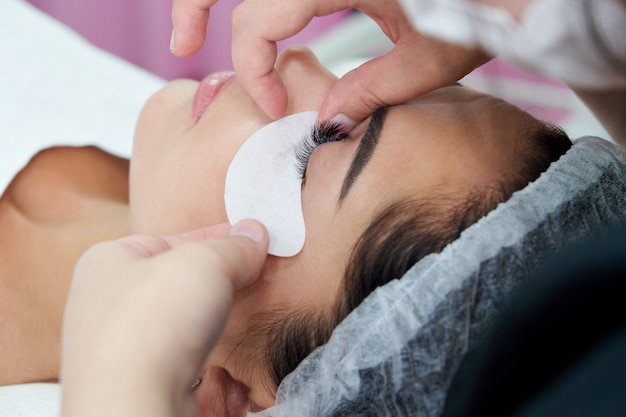 Ojo de mujer de procedimiento de extensión de pestañas con pestañas largas