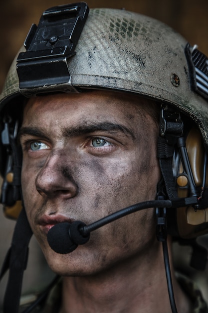 Ojos brillantes de soldado joven