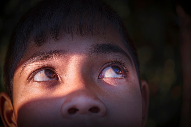 Los ojos del chico estaban mirando hacia arriba.