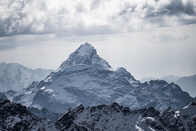 Foto ojos de montaña rodeados de nubes.