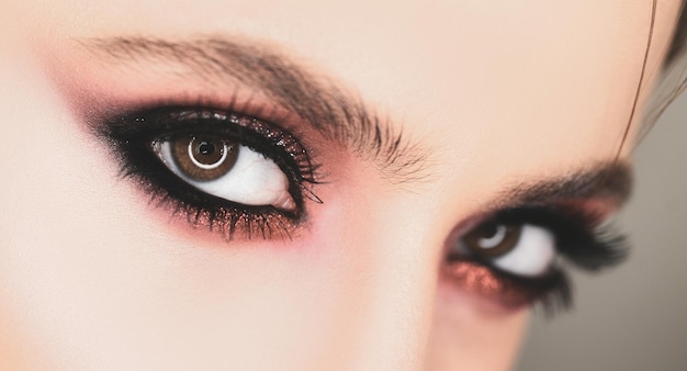 Ojos de mujer de belleza Mujer bonita con pestañas perfectas Concepto de rostro de belleza femenina para ojos Un profe...