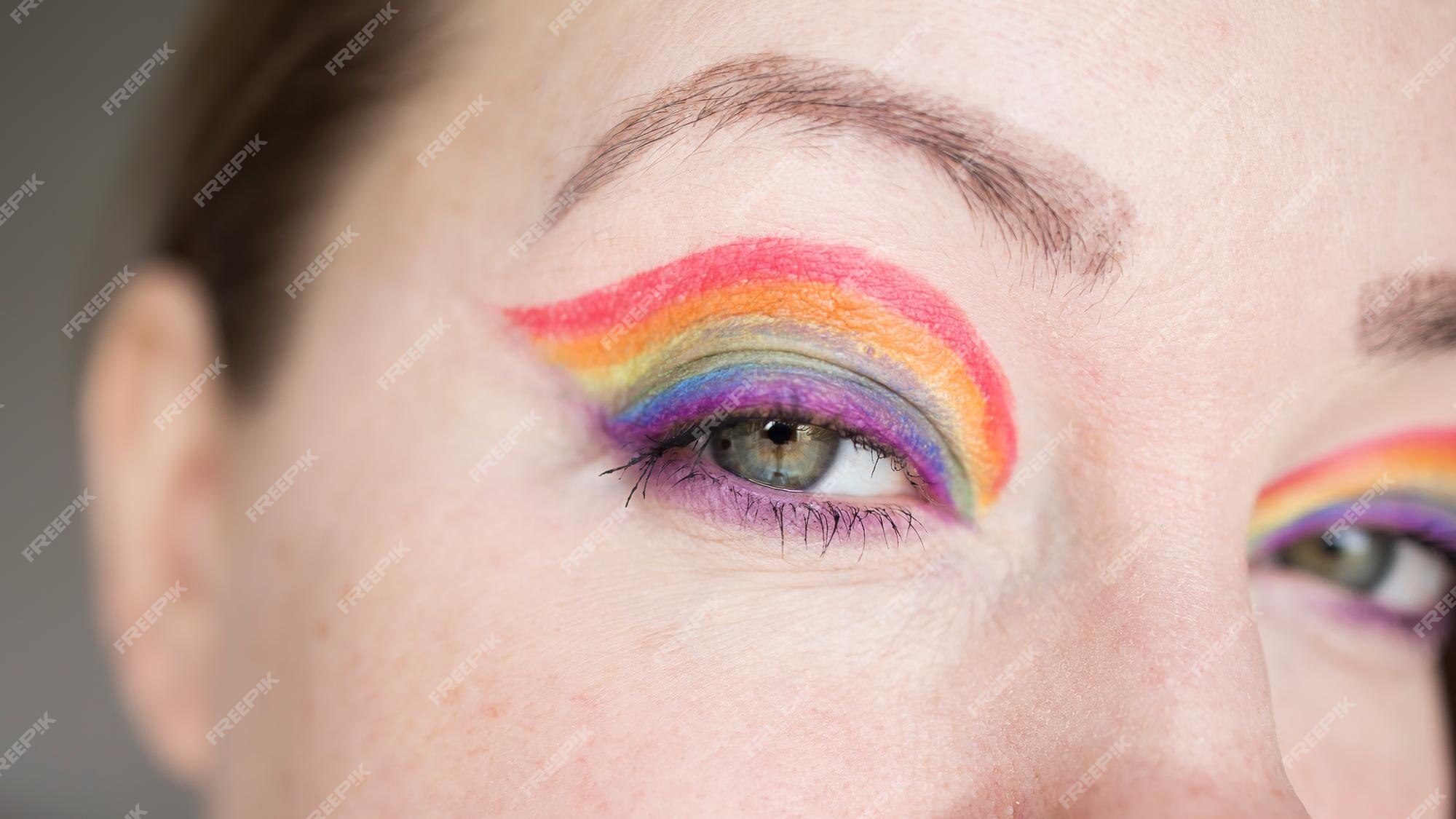 Ojos de mujer con maquillaje brillante de arcoíris para la celebración del mes del orgullo | Foto Premium Ojos de mujer con maquillaje brillante de arcoíris para la celebración del mes del orgullo | Foto Premium