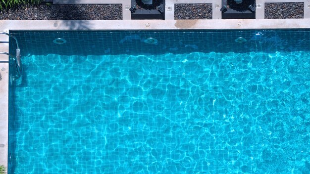 Los ojos de pájaro ven imágenes del sistema de sal de la piscina del hotel, no cloro, que tienen un color azul claro