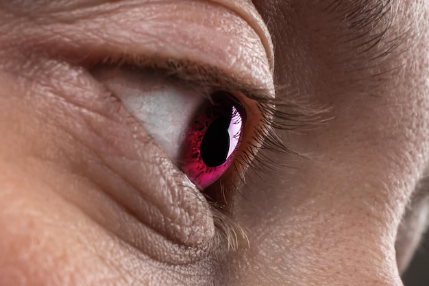 Foto ojos rojos fantásticos humanos closeup mirada femenina