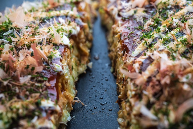 Okonomiyaki dividido por la mitad