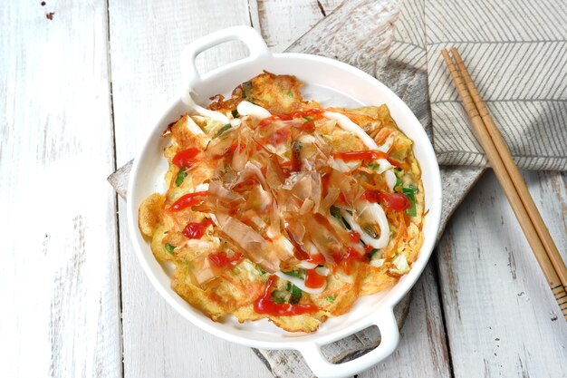 okonomiyaki japanische traditionelle Pizza auf hellweißem Hintergrund