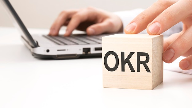 OKR Text Holzblock auf weißem Tischhintergrund Idee Strategie Werbung Marketing Schlüsselwort und Inhaltskonzept