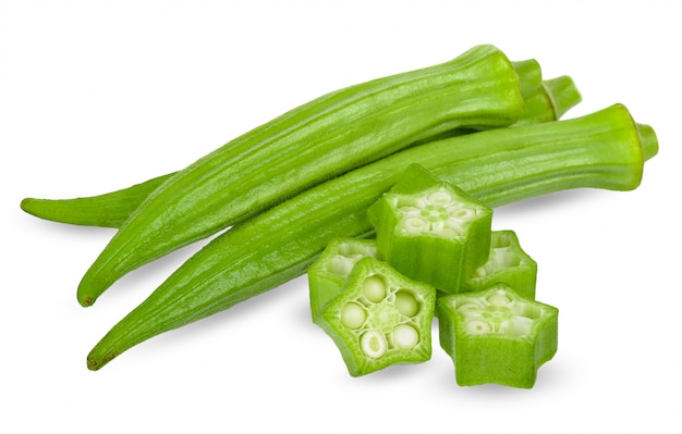 Okra aislado en blanco con trazado de recorte