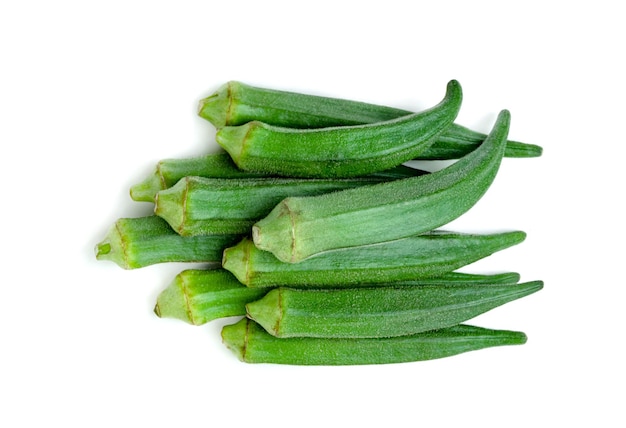 okra aislado sobre un fondo blanco