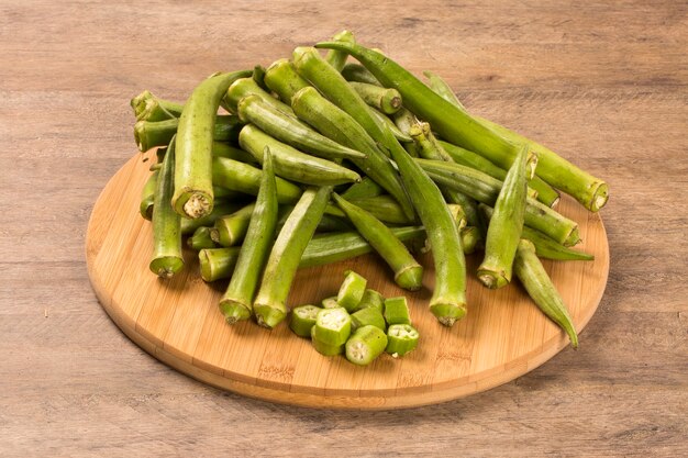 Okra auf Holztisch. Frisches Gemüse.