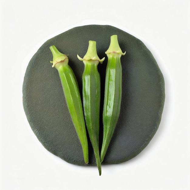 Foto okra egípcia fresca tamanho zero em tigela de madeira isolada em fundo branco vista superior