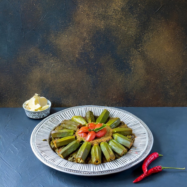 Okra egípcia fresca tamanho zero em tigela de madeira isolada em fundo branco vista superior