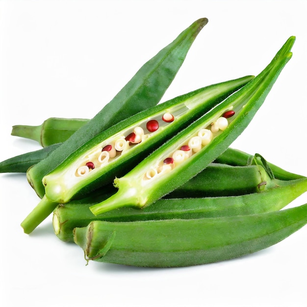 Okra egípcia fresca tamanho zero em tigela de madeira isolada em fundo branco vista superior