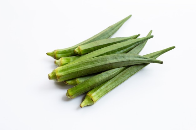 Okra fresca aislado sobre fondo blanco.