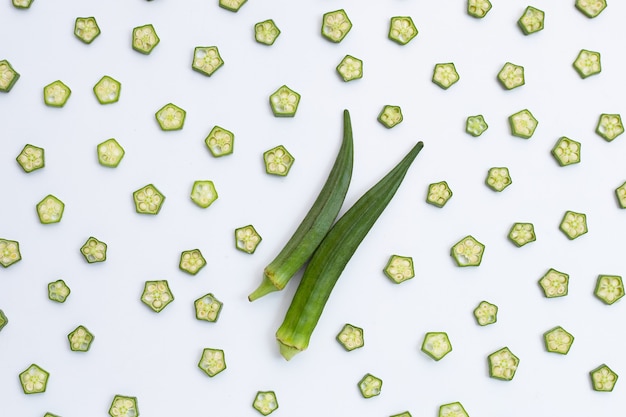 Okra fresca aislado sobre fondo blanco.