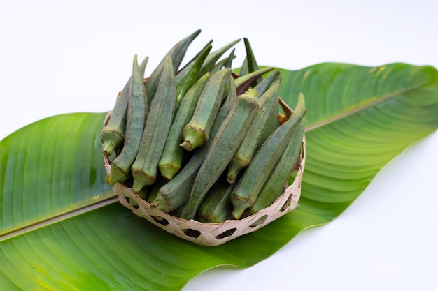 Okra fresca en cesta de bambú