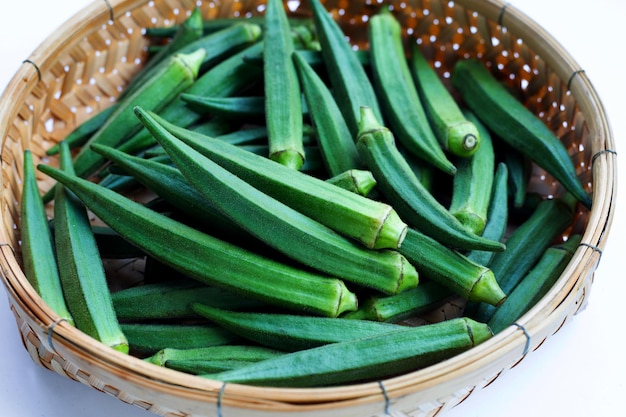 Okra fresca en cesta de bambú