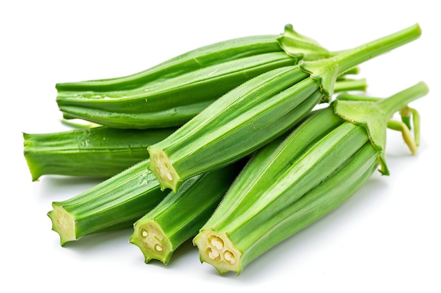 Okra fresca isolada em fundo branco