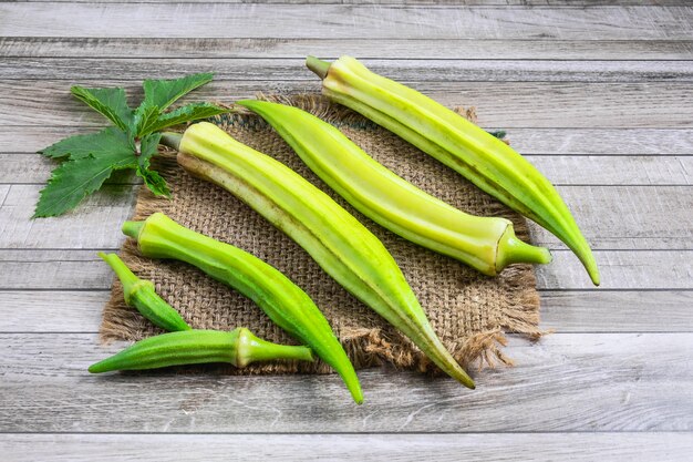 Okra fresca en la mesa de la cocina