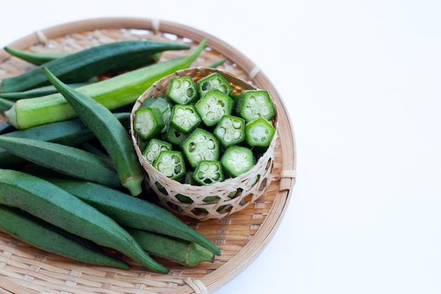 Okra fresca sobre fondo blanco