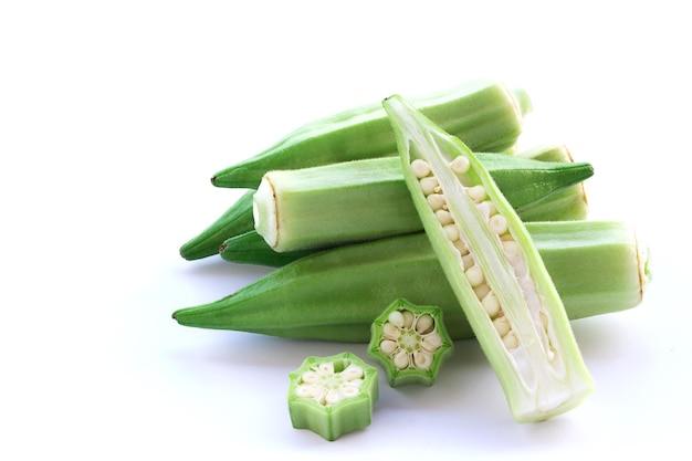 Okra fresca sobre un fondo blanco