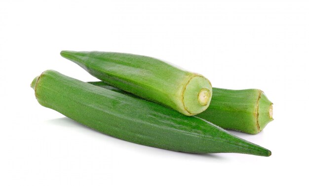 Okra joven aislado en el