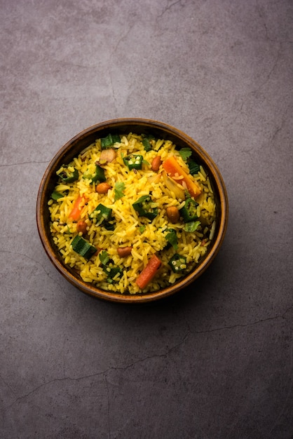 Okra o arroz Bhindi también conocido como Vendakkai Sadam, servido en un tazón, enfoque selectivo