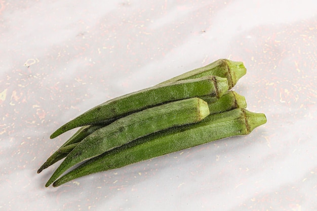 Okra verde cruda orgánica natural para cocinar