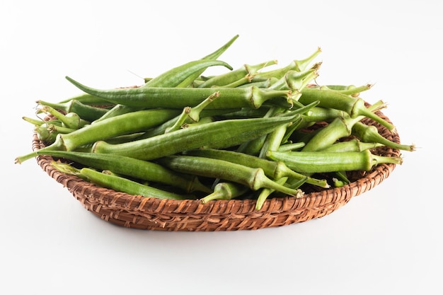 Okra verde fresca en la cesta Caruru ingrediente