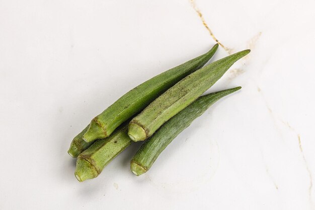 Okra verde orgánica cruda natural para la cocción