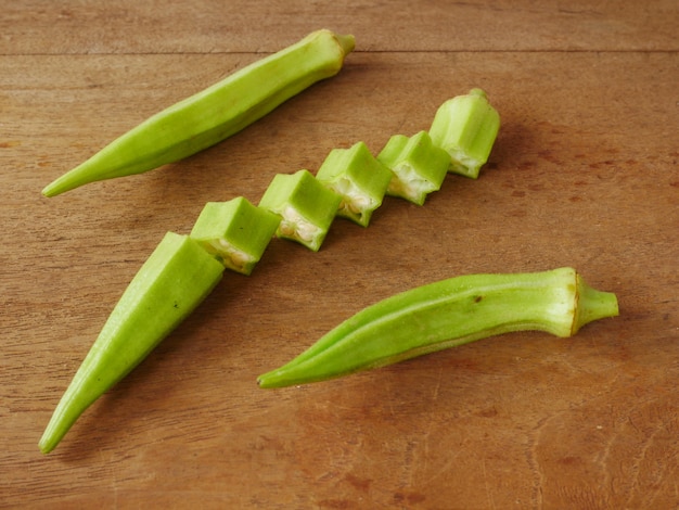 okra verde orgánico sobre fondo de madera