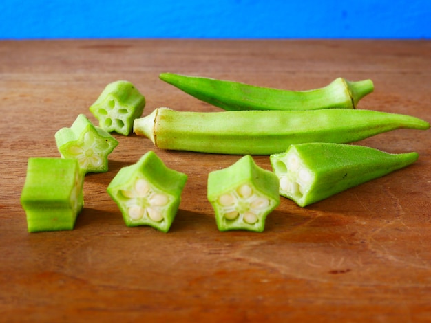 okra verde sobre fondo de madera