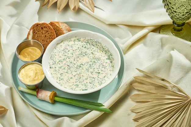 Okroshka clássico com croutons e mostarda em um prato Luz resistente Foco seletivo Closeup