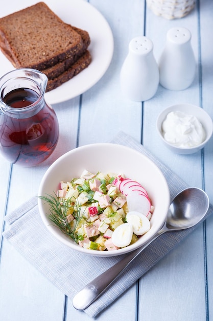 Okroshka com kvass e salsicha Sopa russa fria clássica tradicional Closeup