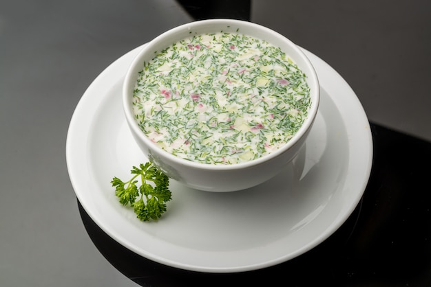 Okroshka - Russische kalte Gemüsesuppe