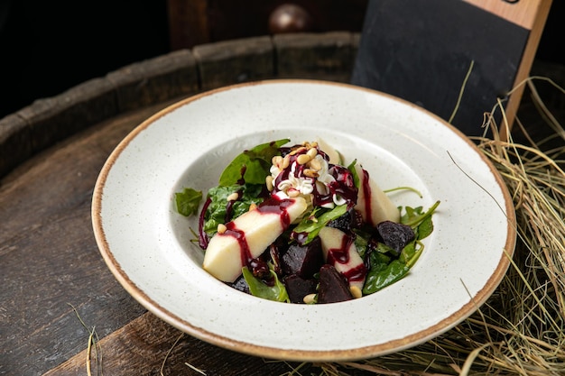 Okroshka en una tabla de madera