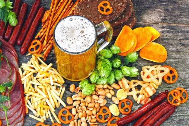 Oktober Fest. Glas Bier und Biersnacks.