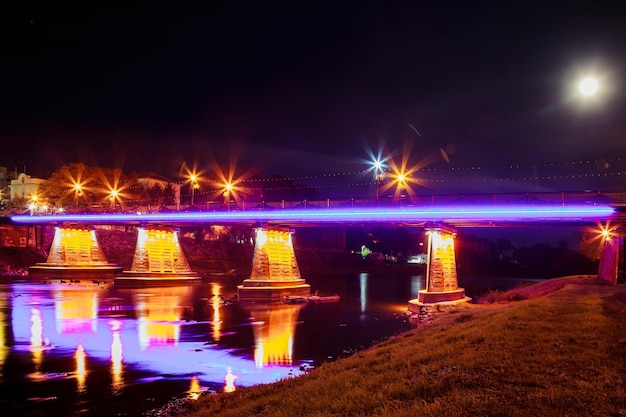 Oktober fußgängerbrücke nacht uzhgorod ukraine straßenbeleuchtung