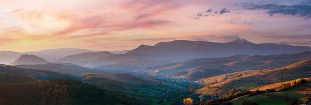 Oktoberabend Karpaten-Berglandpanorama Ukraine