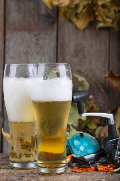 Oktoberfest con aparejos de pesca y una cerveza de vidrio.