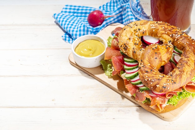 Oktoberfest-Brezel-Sandwich