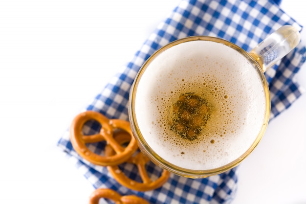 Oktoberfest cerveza en frasco y pretzel aislado en blanco. Vista superior