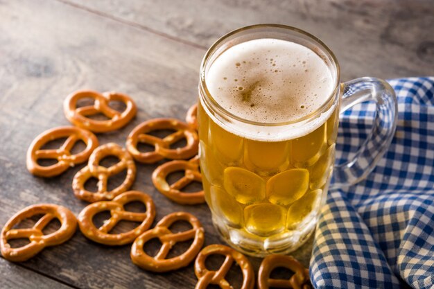 Oktoberfest cerveza y pretzel de cerca