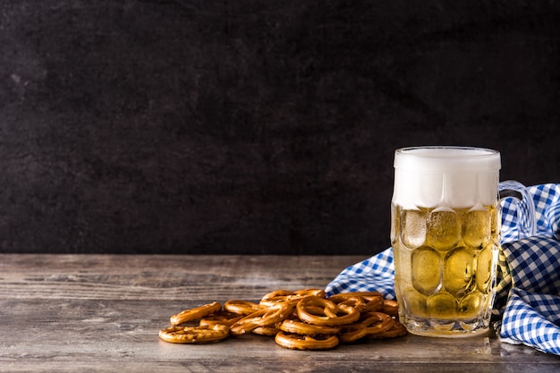 Oktoberfest cerveza y pretzel en espacio de copia de mesa de madera