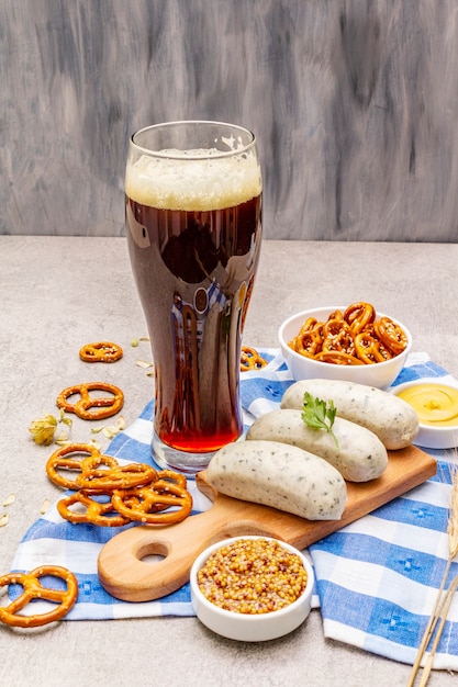 Oktoberfest eingestellt. Dunkles Bier, Weisswurst, Brezeln, Senf, Ährchen, Hopfen